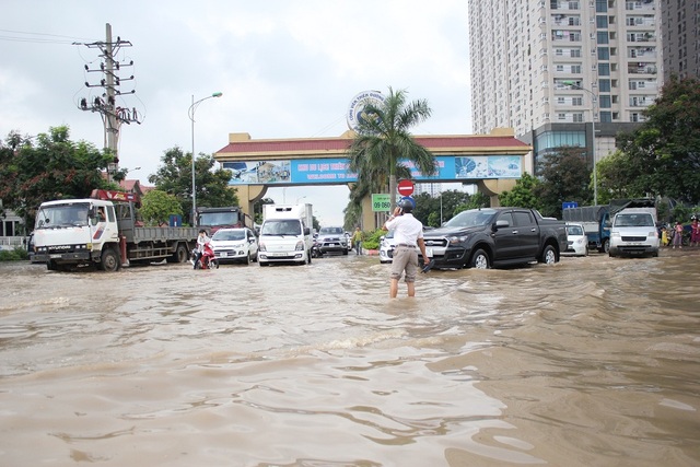 Cổng chào Thiên đường Bảo Sơn ngập trong biển nước