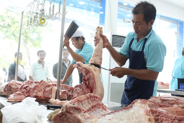 Tăng giá thịt heo giải cứu “gỡ gạc” cho người nuôi - 3 Nhiều tiểu thương bán thịt heo tại các chợ truyền thống than rằng, dù giá đã giảm mạnh nhưng buôn bán vẫn ế