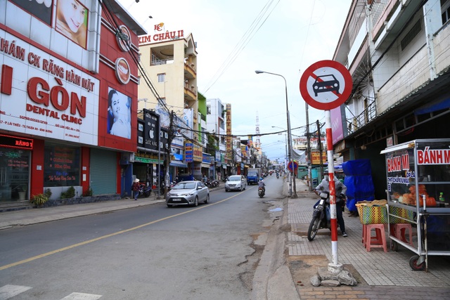 Vụ mở cửa xe bất cẩn gây tai nạn: Cuộc tình 10 năm chia ly trong thảm cảnh! - 2 Đoạn đường nơi chị N. gặp nạn là đường một chiều dành cho ô tô; riêng xe hai bánh được lưu thông 2 chiều. Khi vụ tai nạn xảy ra, chiếc ô tô 4 chỗ đậu ngược chiều trên làn đường dành cho xe 2 bánh.