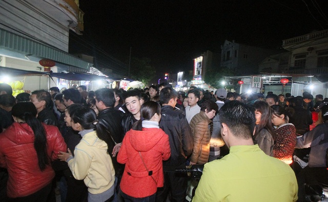 Biển người đổ về chợ Viềng trước giờ khai hội - 9
Đến 20h giờ tối, đường vào chợ Viềng đã ùn tắc cục bộ do số lượng du khách đổ về quá đông.