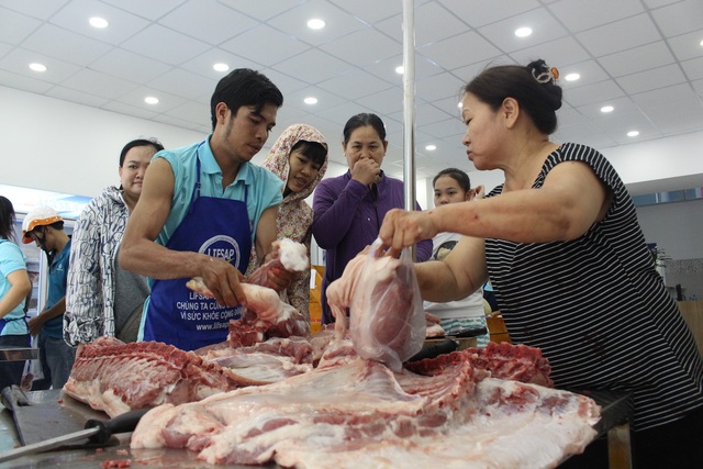 Tăng giá thịt heo giải cứu “gỡ gạc” cho người nuôi - 4
Mặc dù các tiểu thương khăng khăng nói giá thịt đã giảm mạnh so với trước đây, tuy nhiên giá bán lẻ đến tay người tiêu dùng cũng còn khá cao