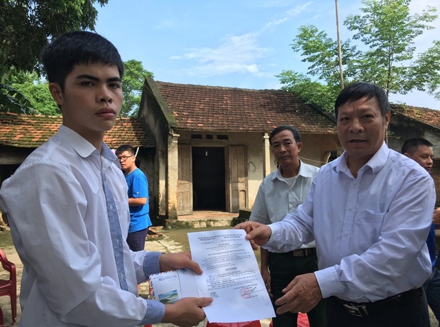 Nhiều suất học bổng, quà tặng đến với hai học sinh nghèo đạt trên 29 điểm khối A, B - 3
Ông Nguyễn Xuân Dũng, Phó Chủ tịch thường trực Hội Khuyến học tỉnh Thanh Hóa trao tiền thưởng nóng cho em Lê Hữu Hiếu.