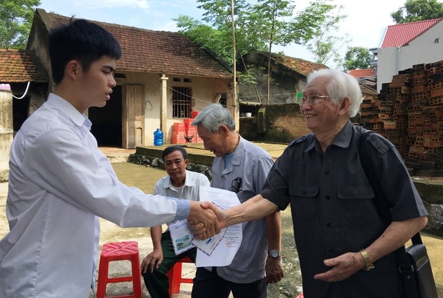 Nhiều suất học bổng, quà tặng đến với hai học sinh nghèo đạt trên 29 điểm khối A, B - 4
Ông Phạm Phú Thang, ở thành phố Thanh Hóa đã quyết định trích tiền lương hưu để trao thưởng cho em Hiếu