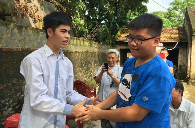 Nhiều suất học bổng, quà tặng đến với hai học sinh nghèo đạt trên 29 điểm khối A, B - 5
Ông Phạm Phú Thang, ở thành phố Thanh Hóa đã quyết định trích tiền lương hưu để trao thưởng cho em Hiếu