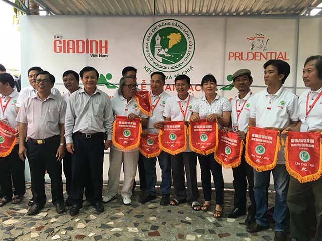 Hơn 120 cơ thủ tham gia giải bi da báo chí ĐBSCL mở rộng lần thứ 10 - 1 Lãnh đạo TP Cần Thơ trao cờ lưu niệm cho các báo