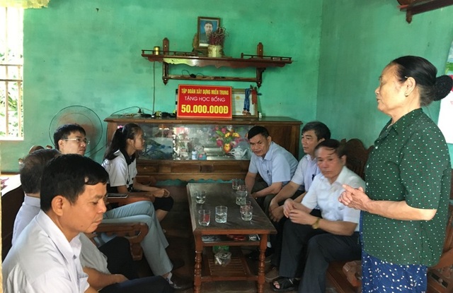 Nhiều suất học bổng, quà tặng đến với hai học sinh nghèo đạt trên 29 điểm khối A, B - 1
Tập đoàn xây dựng Miền Trung và lãnh đạo huyện Yên Định cùng Hội Khuyến học huyện Yên Định đến thăm, động viên và tặng học bổng đến em Trịnh Thị Hồng.
