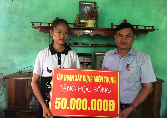 Nhiều suất học bổng, quà tặng đến với hai học sinh nghèo đạt trên 29 điểm khối A, B - 2 Tập đoàn xây dựng Miền Trung tặng học bổng 50 triệu đồng tới em Hồng