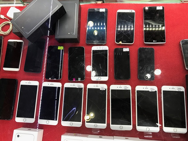 Thị trường di động mùa cuối năm: "Èo uột" chờ thưởng Tết - 2 Mặt hàng iPhone cũ đang hút khách