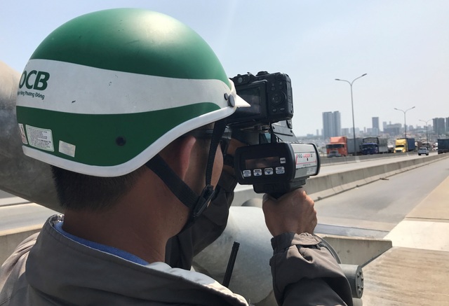 Nỗ lực xoá điểm đen dốc “tử thần” cầu Phú Mỹ - 4
Sau khi điều chỉnh giảm tốc độ trên cầu Phú Mỹ, CSGT Nam Sài Gòn thường xuyên tổ chức bắn tốc độ ở 2 dốc cầu.