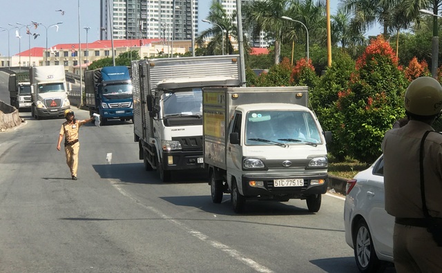 Nỗ lực xoá điểm đen dốc “tử thần” cầu Phú Mỹ - 5
Nhiều trường hợp vi phạm tốc độ khi đổ dốc cầu Phú Mỹ đã bị lực lượng CSGT xử lý.
