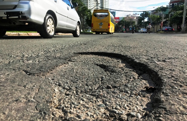Toát mồ hôi đánh vật với con đường tai tiếng nhất Sài Gòn - 2
Người qua lại hàng ngày trên tuyến đường Nguyễn Hữu Cảnh vô cùng bất an, lo lắng vì sự xuống cấp nghiêm trọng, mất an toàn.