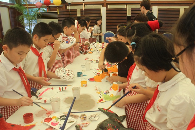 Đại sứ Pháp làm bánh trung thu cùng trẻ em Việt Nam - 2
Tại Đại sứ quán Pháp, các em nhỏ đã được cùng nhau vui chơi, tự tay vẽ mặt nạ, làm bánh trung thu và phá cỗ cùng Đại sứ Bertrand Lortholary. Đây đều là những hoạt động ý nghĩa nhân ngày Tết trung thu.