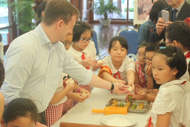Đại sứ Pháp làm bánh trung thu cùng trẻ em Việt Nam - 7 Đại sứ Bertrand Lortholary chia sẻ ông cảm thấy rất may mắn khi được sống và làm việc tại Việt Nam để có thể đón tất cả các ngày lễ trong văn hóa của cả hai nước.