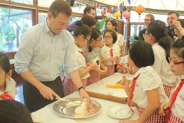 Đại sứ Pháp làm bánh trung thu cùng trẻ em Việt Nam - 4 Đại sứ Bertrand Lortholary cũng cùng các em nhỏ làm bánh trung thu truyền thống của Việt Nam ngay tại khuôn viên đại sứ quán.