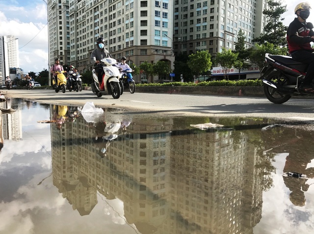 Toát mồ hôi đánh vật với con đường tai tiếng nhất Sài Gòn - 8
Chiều ngày 27/8, dù trời nắng ráo nhưng tại nhiều đoạn trên tuyến đường Nguyễn Hữu Cảnh vẫn ngập nước.