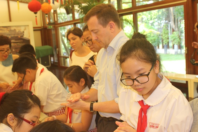 Đại sứ Pháp làm bánh trung thu cùng trẻ em Việt Nam - 8 “Tôi rất hồi hộp chờ đón tới ngày trung thu của Việt Nam. Đây là ngày trăng tròn và tôi có cơ hội được ngắm nhìn nhiều sắc màu ánh sáng tại thủ đô Hà Nội. Tôi cũng muốn ngắm trăng để đoán xem mùa thu hoạch năm tới có bội thu hay không”, Đại sứ Bertrand Lortholary chia sẻ.