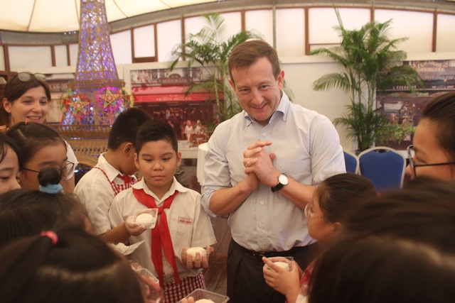 Đại sứ Pháp làm bánh trung thu cùng trẻ em Việt Nam - 1 Vào sáng ngày 29/9, tại Hà Nội, Đại sứ Bertrand Lortholary đã đón 20 học sinh lớp song ngữ trường Tiểu học Điện Biên tới Đại sứ quán Pháp và cùng các em tham gia nhiều hoạt động có ý nghĩa nhân dịp Tết trung thu cổ truyền của Việt Nam.
