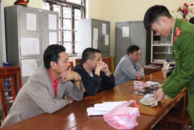 Sát phạt nhau trong lò gạch giữa đêm khuya, thu giữ gần 60 triệu đồng - 1 Các đối tượng cùng tang vật tại cơ quan điều tra