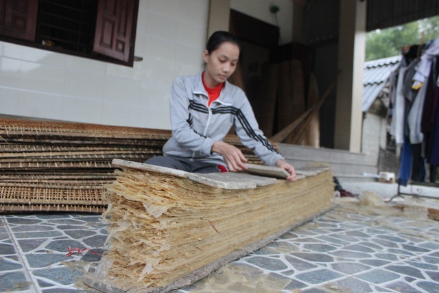 Hà Tĩnh: Người làm bánh đa nem "xoay như chong chóng" vẫn không đủ bán - 1
Lên khuôn, cắt bánh
