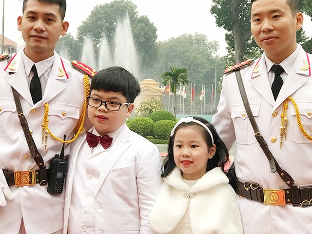 Cậu bé Việt có vinh dự tặng hoa Nhà vua và Hoàng hậu Nhật là ai? - 3 Nguyễn Như Khôi và bé gái cùng đón đoàn ngoại giao hoàng gia Nhật Bản, bên cạnh là các tiêu binh.