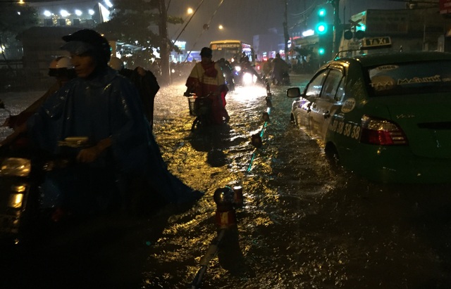 Mưa trái mùa cực lớn, người làm mai Tết lo “toát mồ hôi” - 6 Đường ngập nước tại nút giao đường sắt với đường Tô Ngọc Vân, quận Thủ Đức khiến giao thông ùn ứ.