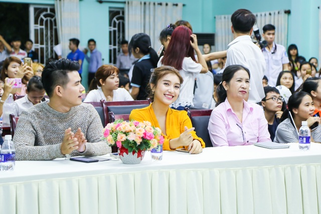 Tiêu Châu Như Quỳnh, MC Mạnh Cường hỗ trợ sinh viên nghèo về quê ăn Tết - 1 MC Vũ Mạnh Cường, ca sĩ Tiêu Châu Như Quỳnh đến trường Đại học Lao động Xã hội cơ sở 2 hỗ trợ sinh viên có hoàn cảnh khó khăn về quê ăn Tết.