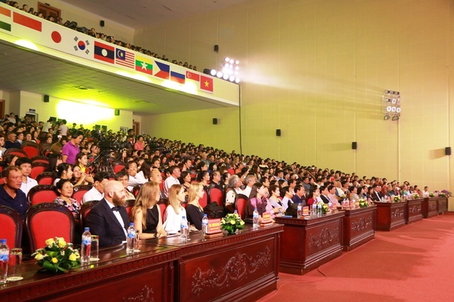 Khai mạc liên hoan Múa quốc tế 2017 - 3 Đông đảo các nghệ sĩ, khán giả đến tham dự buổi khai mạc liên hoan Múa quốc tế 2017.