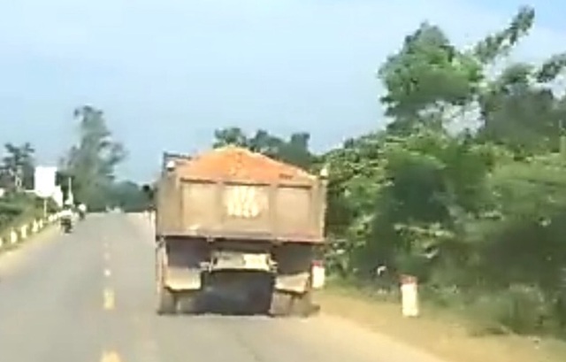 Nghệ An: Lợi dụng hạ mặt bằng, xã để doanh nghiệp "xẻ thịt" đất cạnh quốc lộ? - 4 Xe chở đất không bọc bạt che chắn bụi ngang nhiên bon bon bon bon trên đường Hồ Chí Minh mà không bị xử lý.