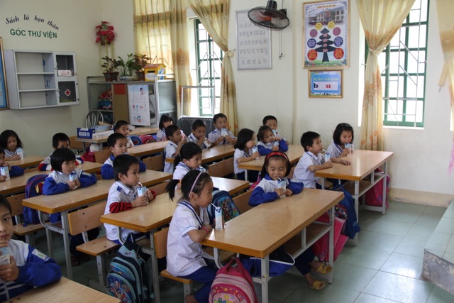 Sữa học đường và người khởi đầu cho những ly sữa đạt chuẩn - 3
Học sinh tiểu học huyện Đô Lương (Nghệ An) trong giờ uống sữa