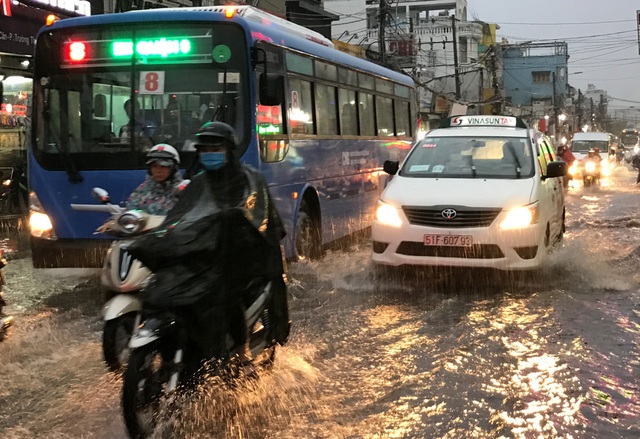 Mưa trắng trời, người Sài Gòn khốn đốn vì ngập nước, kẹt xe - 5 Mưa trắng trời khắp các quận huyện từ trung tâm ra đến ngoại thành TPHCM.