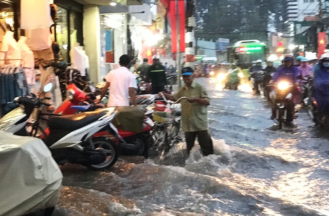 Mưa trắng trời, người Sài Gòn khốn đốn vì ngập nước, kẹt xe - 6 Nhiều tuyến đường chìm trong biển nước.
