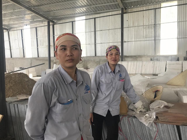 Áp thuế theo Thông tư 44: Doanh nghiệp ngừng sản xuất, hàng vạn công nhân có nguy cơ mất việc - 9 Chị Trần Thị Phương (SN 1984, người có hơn 10 năm gắn bó với doanh nghiệp tư nhân Long Anh) cho biết: Tôi và chồng cùng làm việc tại công ty này hơn 10 năm rồi, bây giờ ở nhà ruộng vườn cũng không có.