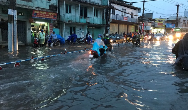 Mưa trắng trời, người Sài Gòn khốn đốn vì ngập nước, kẹt xe - 10 Mưa trắng trời, người Sài Gòn khốn đốn vì ngập nước, kẹt xe - 10