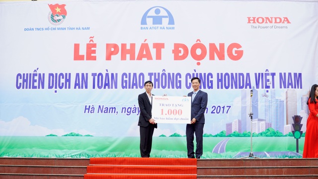 Honda Việt Nam phát động “Chiến dịch An toàn giao thông” tại Hà Nam - 3 Ông Vũ Quang Tâm - Phó Tổng GĐ Công ty HVN trao tặng biển tượng trưng 1.000 mũ bảo hiểm cho Ban ATGT tỉnh Hà Nam