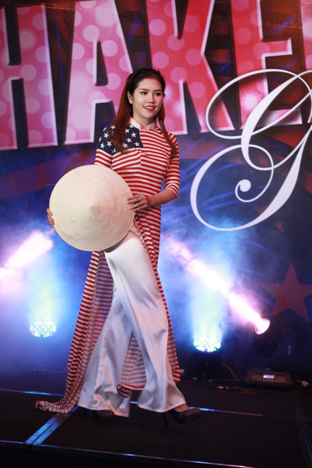 Minh Tiệp đạo diễn catwalk cho vợ trình diễn - 3
Sự kiện AmCham Gala có rất đông quan khách tham dự bao gồm lãnh đạo các phái đoàn ngoại giao và các vị lãnh đạo từ phía chính phủ Việt Nam