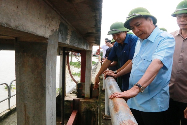 Ninh Bình thiệt hại hơn 1.000 tỷ đồng trong trận lụt lịch sử - 2 Thủ tướng Chính phủ Nguyễn Xuân Phúc kiểm tra và đánh giá cao công tác phòng chống lũ lụt của lãnh đạo và nhân dân tỉnh Ninh Bình.
