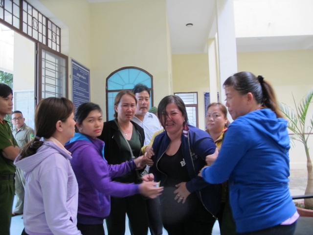 Người nhà đàn em Năm Cam “đại náo” phiên tòa - 3 Sau khi tòa tuyên án, vợ của bị cáo Sáng gào khóc, quậy phá tại phiên tòa