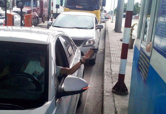 Trạm thu phí BOT Cai Lậy: Dùng thẻ ATM, tiền lẻ qua trạm… - 2 Tài xế dùng thẻ ATM qua trạm