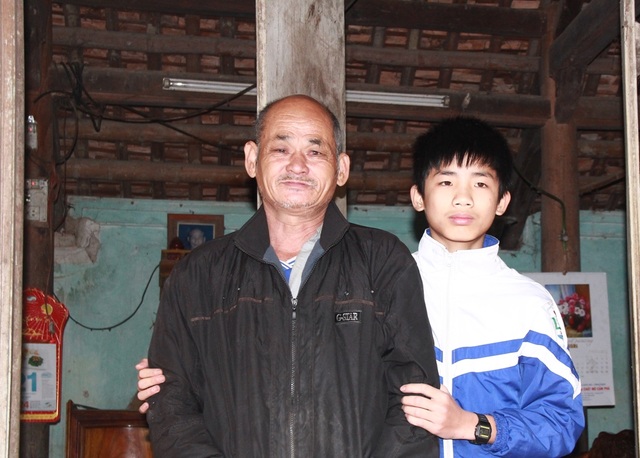 Cảm phục nghị lực của cậu học trò mồ côi mẹ - 3 Bố đi vắng, Đức vừa phải chăm sóc ông và em gái còn nhỏ tuổi