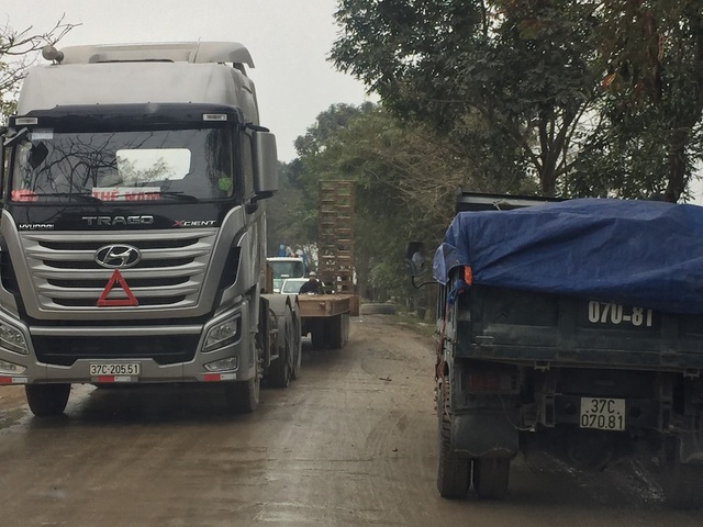 Những con đường “giăng bẫy” người tham gia giao thông tại TP Vinh! - 10 Hằng ngày xe to lớn nhỏ cày nát con đường Nguyễn Trường Tộ.
