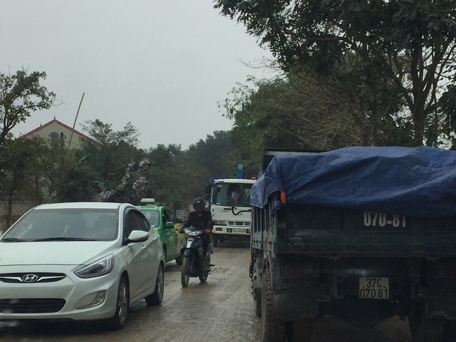 Những con đường “giăng bẫy” người tham gia giao thông tại TP Vinh! - 9 Do con đường Nguyễn Trường Tộ nối với quốc lộ 46B qua đường tránh Vinh đi Nam Đàn, Hưng Nguyên nên mật độ và lưu lượng xe qua đây hằng ngày là rất lớn.