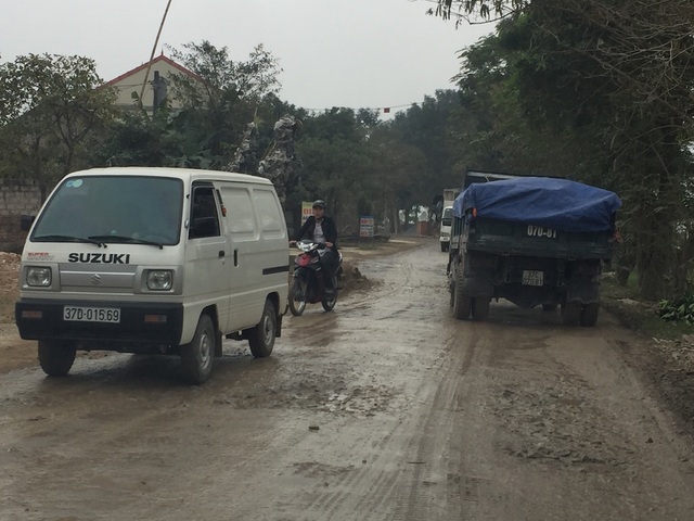Những con đường “giăng bẫy” người tham gia giao thông tại TP Vinh! - 8 Mặt đường Nguyễn Trường Tộ đã hư hỏng nặng.
