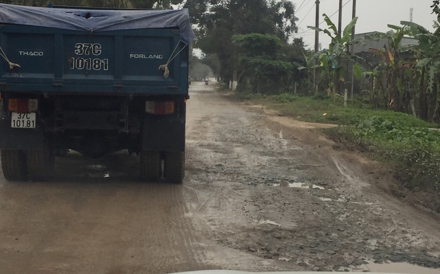 Những con đường “giăng bẫy” người tham gia giao thông tại TP Vinh! - 7 Nham nhở mặt đường.