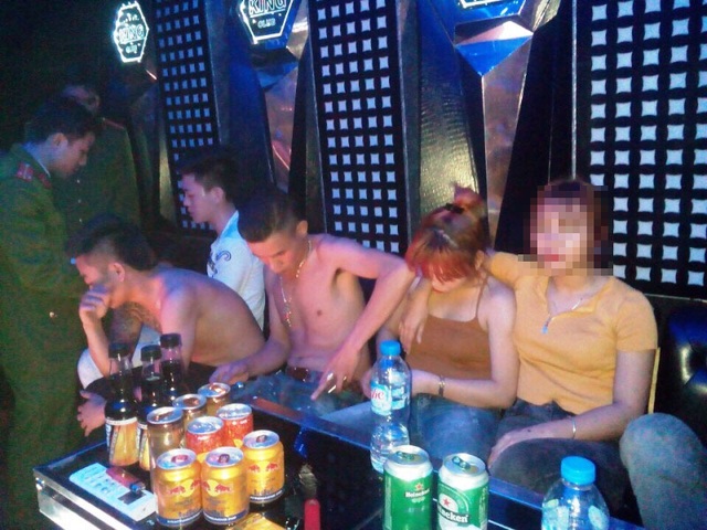 Đột kích quán Karaoke, phát hiện 31 đối tượng sử dụng ma túy - 1 Công an huyện Duy Tiên kiểm tra phòng hát tại quán Karaoke (ảnh: Công an Hà Nam)