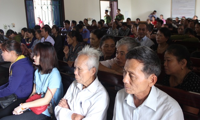 Tuyên án tử hình gã tài xế taxi giết nữ giám thị vì 300 ngàn nộp lệnh - 2 Rất đông người dân theo dõi phiên tòa sáng nay