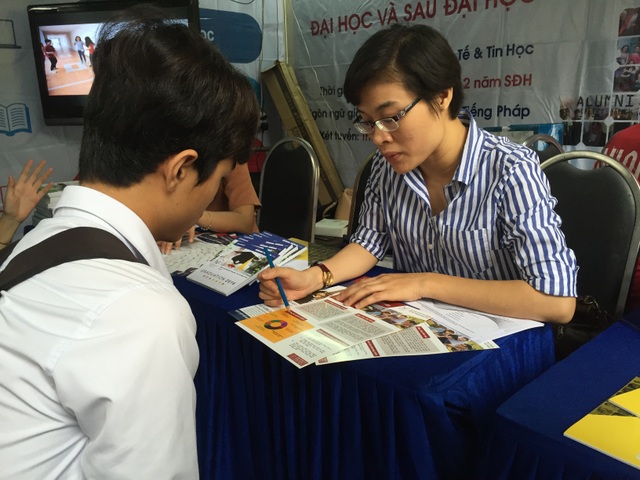Trường ĐH Công nghiệp Thực phẩm TPHCM giảm 700 chỉ tiêu so với dự kiến - 1 Thí sinh tìm hiểu thông tin tuyển sinh năm 2017