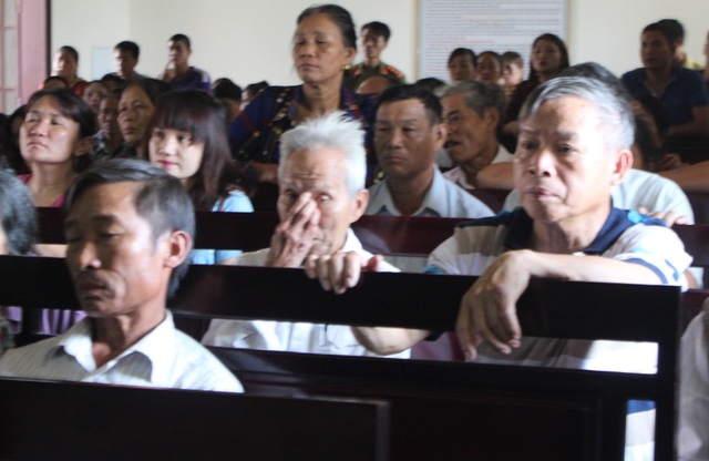 Gia đình nữ giám thị xin cho hung thủ được sống và không yêu cầu bồi thường - 3 ... nhiều người tới dự phiên tòa xúc động trước đề nghị xin giảm án cho hung thủ và không yêu cầu bồi thường của phía gia đình bị hại