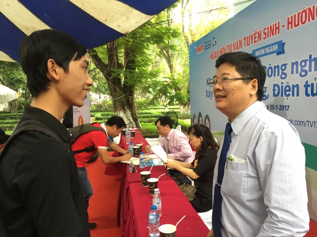Hai phân hiệu của Trường ĐH Nông lâm TP.HCM sẽ tuyển sinh trong cả nước - 1 TS Trần Đình Lý, Trưởng phòng đào tạo trường ĐH Nông lâm TPHCM trao đổi với thí sinh