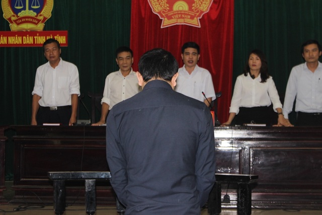 Tuyên án tử hình gã tài xế taxi giết nữ giám thị vì 300 ngàn nộp lệnh - 4 Nguyễn Văn Tiến nghe phán quyết cuối cùng từ HĐXX