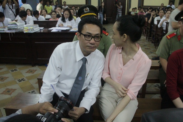 Phương Nga cùng luật sư Quynh tại phiên tòa